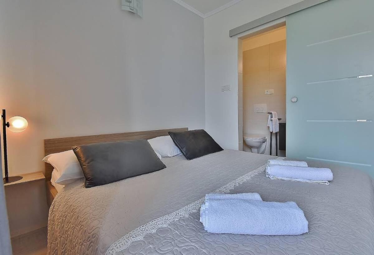Apartments Ruzica Banjol Exterior photo